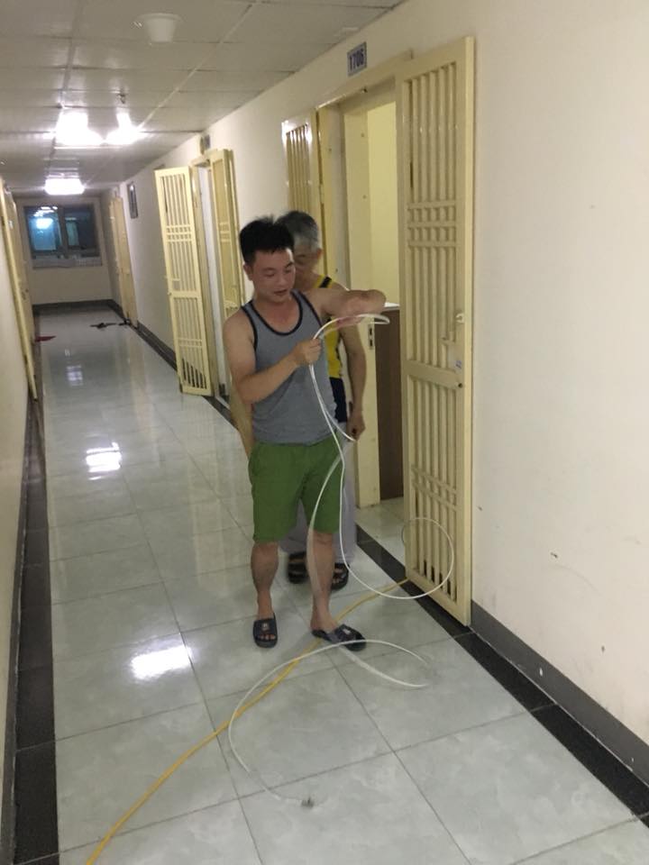 Hà Nội: Người dân ở chung cư bê ti vi ra hành lang để xem World Cup 2018