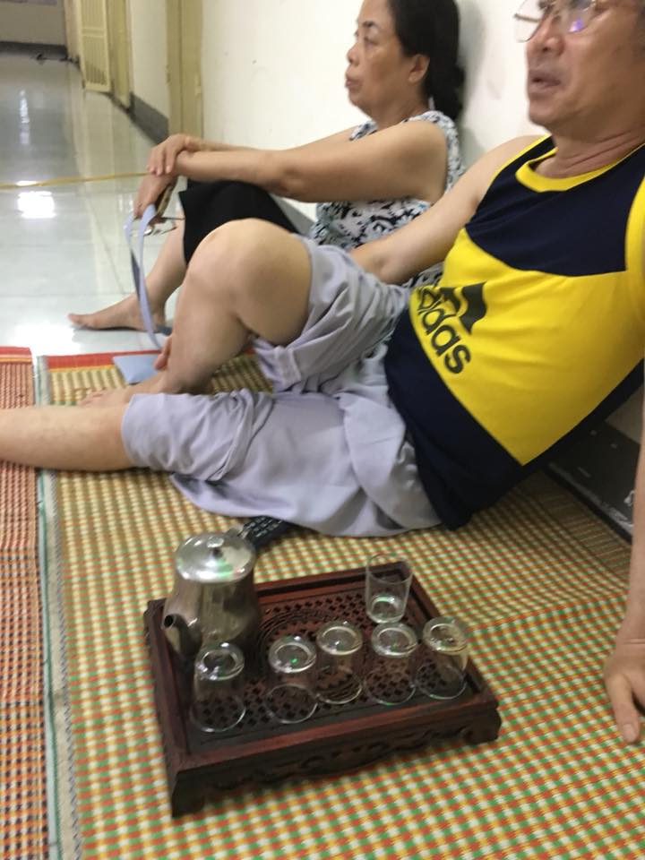 Hà Nội: Người dân ở chung cư bê ti vi ra hành lang để xem World Cup 2018