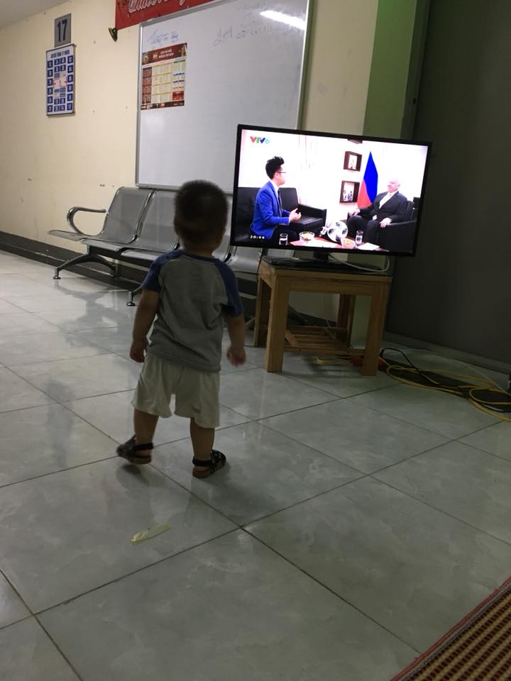 Hà Nội: Người dân ở chung cư bê ti vi ra hành lang để xem World Cup 2018