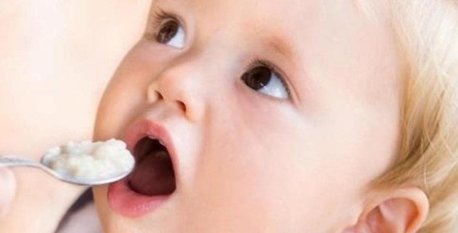 Mẹ chồng mớm cho cháu nhỏ 5 tháng bị con dâu nói một câu khiến bà giận tím mặt