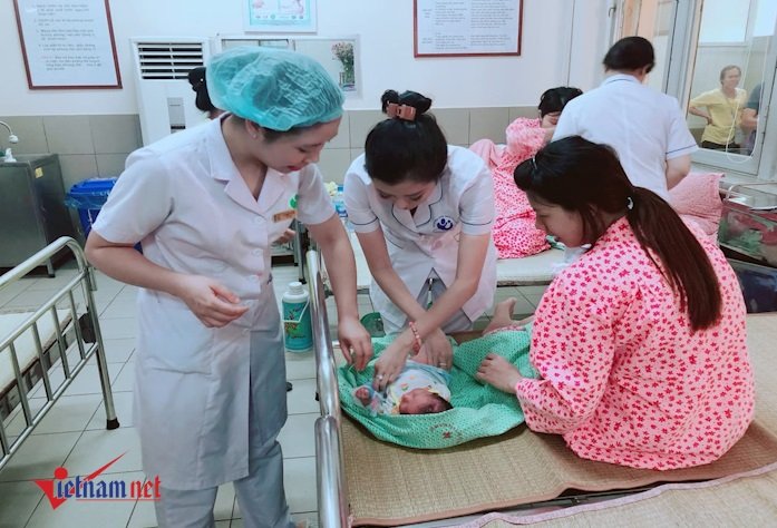 Mẹ hiếm muộn 10 năm mất con vì chờ ngày đẹp để sinh