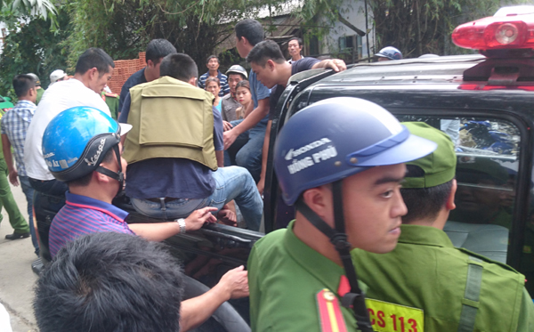 Gần 3 giờ vây bắt nam thanh niên nghi ngáo đá cố thủ trên mái nhà