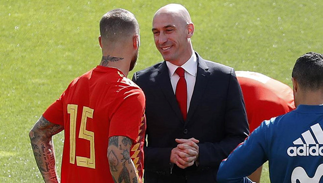 Sergio Ramos ẩu đả với chủ tịch LĐBĐ Tây Ban Nha, Pique phải can ngăn