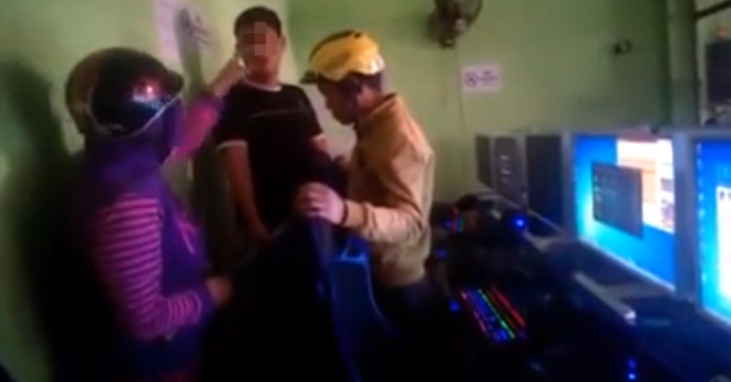 Bắt được con đang chơi game trong quán net, mẹ lấy mũ bảo hiểm đập vỡ màn hình máy tính để dằn mặt Bắt được con đang chơi game trong quán net, mẹ lấy mũ bảo hiểm đập vỡ màn hình máy tính để dằn mặt