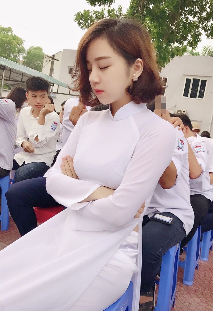 10X Hưng Yên nổi tiếng với bức ảnh ngủ gật có mặt trong dàn hot girl cổ vũ World Cup 10X Hưng Yên nổi tiếng với bức ảnh ngủ gật có mặt trong dàn hot girl cổ vũ World Cup