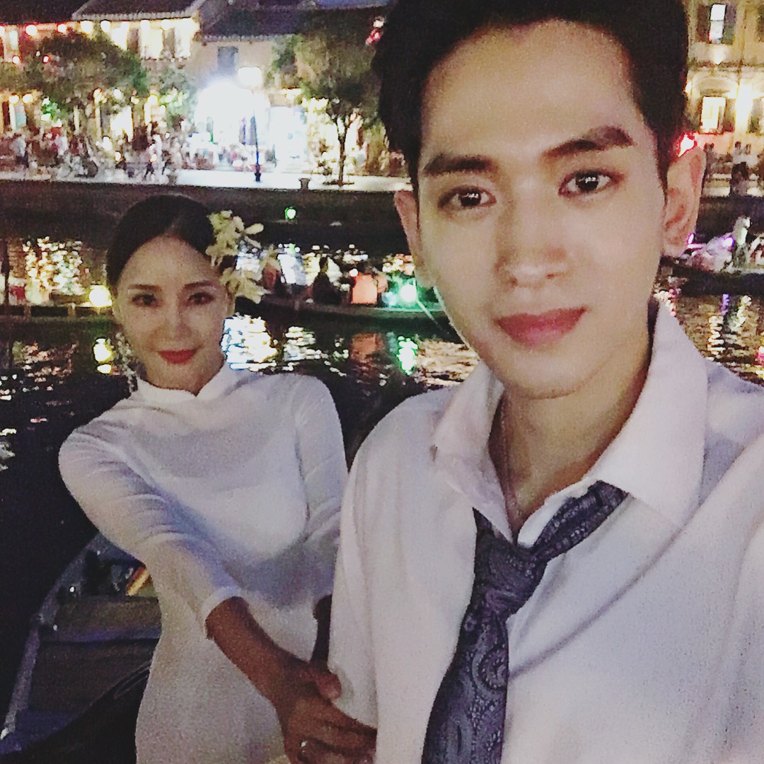 Dispatch đưa tin nữ ca sĩ bốc lửa xứ Hàn diện áo dài, cùng chồng kém 17 tuổi đến tận Việt Nam để chụp hình cưới