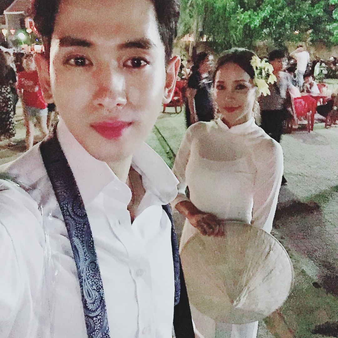 Dispatch đưa tin nữ ca sĩ bốc lửa xứ Hàn diện áo dài, cùng chồng kém 17 tuổi đến tận Việt Nam để chụp hình cưới