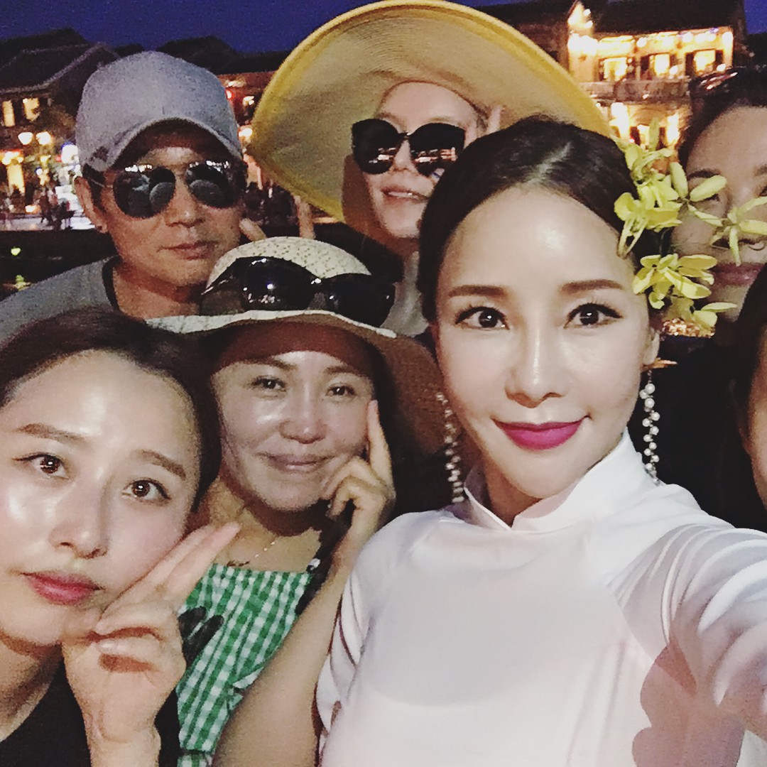 Dispatch đưa tin nữ ca sĩ bốc lửa xứ Hàn diện áo dài, cùng chồng kém 17 tuổi đến tận Việt Nam để chụp hình cưới Dispatch đưa tin nữ ca sĩ bốc lửa xứ Hàn diện áo dài, cùng chồng kém 17 tuổi đến tận Việt Nam để chụp hình cưới