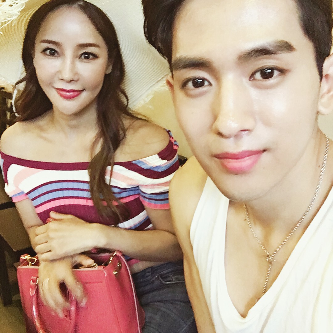 Dispatch đưa tin nữ ca sĩ bốc lửa xứ Hàn diện áo dài, cùng chồng kém 17 tuổi đến tận Việt Nam để chụp hình cưới