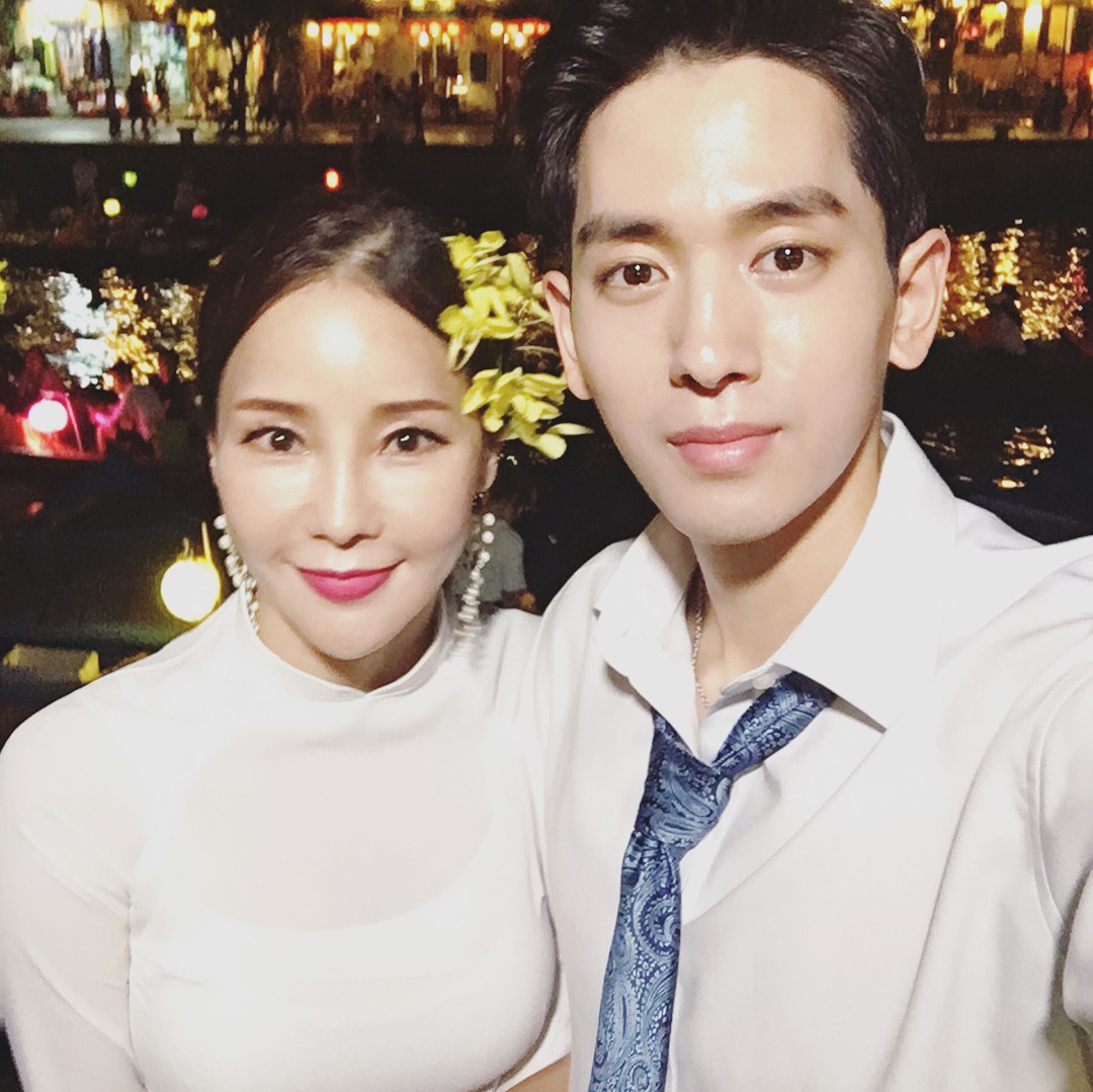 Dispatch đưa tin nữ ca sĩ bốc lửa xứ Hàn diện áo dài, cùng chồng kém 17 tuổi đến tận Việt Nam để chụp hình cưới Dispatch đưa tin nữ ca sĩ bốc lửa xứ Hàn diện áo dài, cùng chồng kém 17 tuổi đến tận Việt Nam để chụp hình cưới