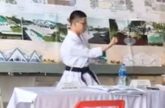 Nam sinh Kiến trúc mặc võ phục, múa Karate bảo vệ đồ án