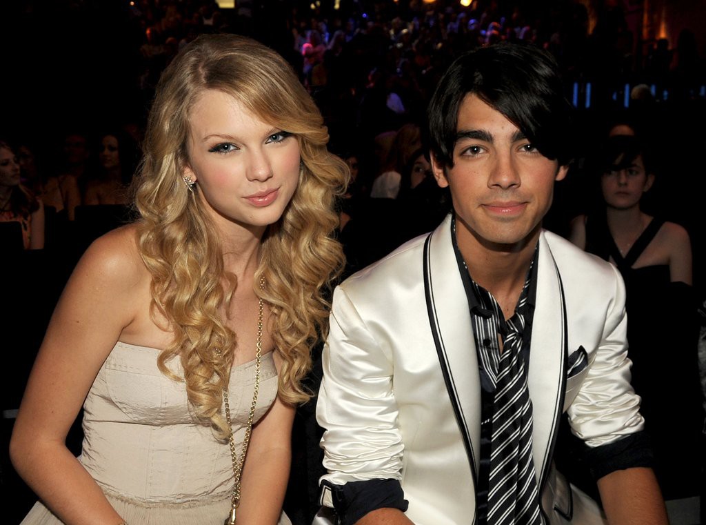 Taylor Swift và Selena Gomez: Tình bạn chân thành suốt 13 năm của hai ngôi sao quyền lực nhất showbiz Taylor Swift và Selena Gomez: Tình bạn chân thành suốt 13 năm của hai ngôi sao quyền lực nhất showbiz