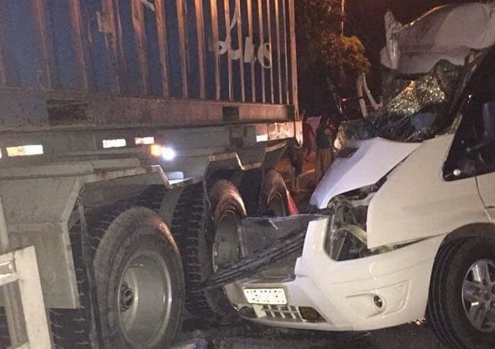 Xe khách húc xe container, 1 người chết, nhiều người bị thương nặng