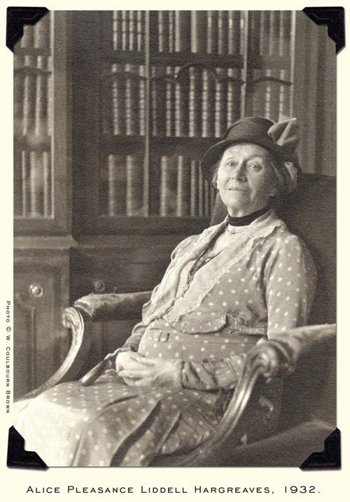 Alice ở xứ sở thần tiên: Câu chuyện trẻ em nhuốm màu đen tối và cuộc đời Alice ngoài đời thật khiến nhiều người ngỡ ngàng