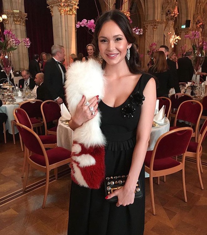 Nhan sắc bốc lửa của búp bê Nga hát trong lễ khai mạc World Cup 2018