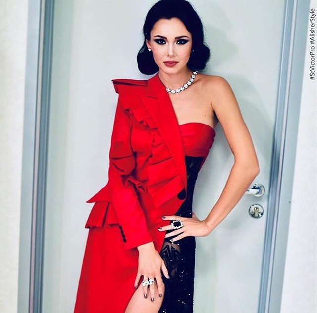 Nhan sắc bốc lửa của búp bê Nga hát trong lễ khai mạc World Cup 2018