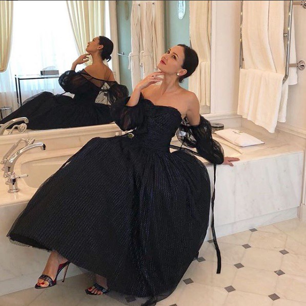 Nhan sắc bốc lửa của búp bê Nga hát trong lễ khai mạc World Cup 2018