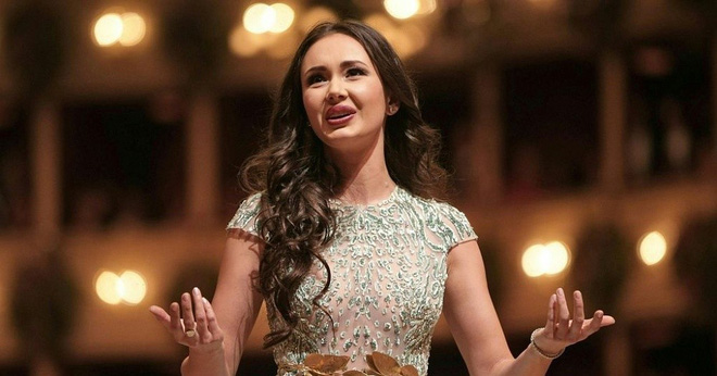 Nhan sắc bốc lửa của búp bê Nga hát trong lễ khai mạc World Cup 2018