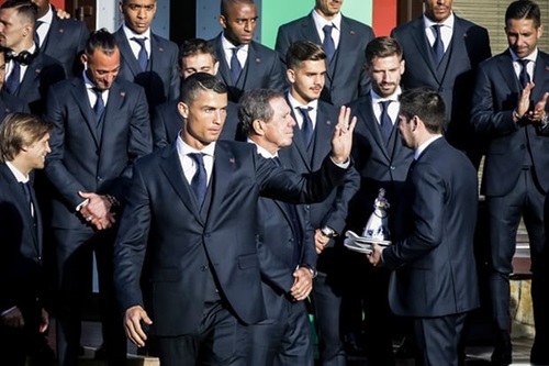 Thời trang sành điệu của các cầu thủ khi tới Nga dự World Cup