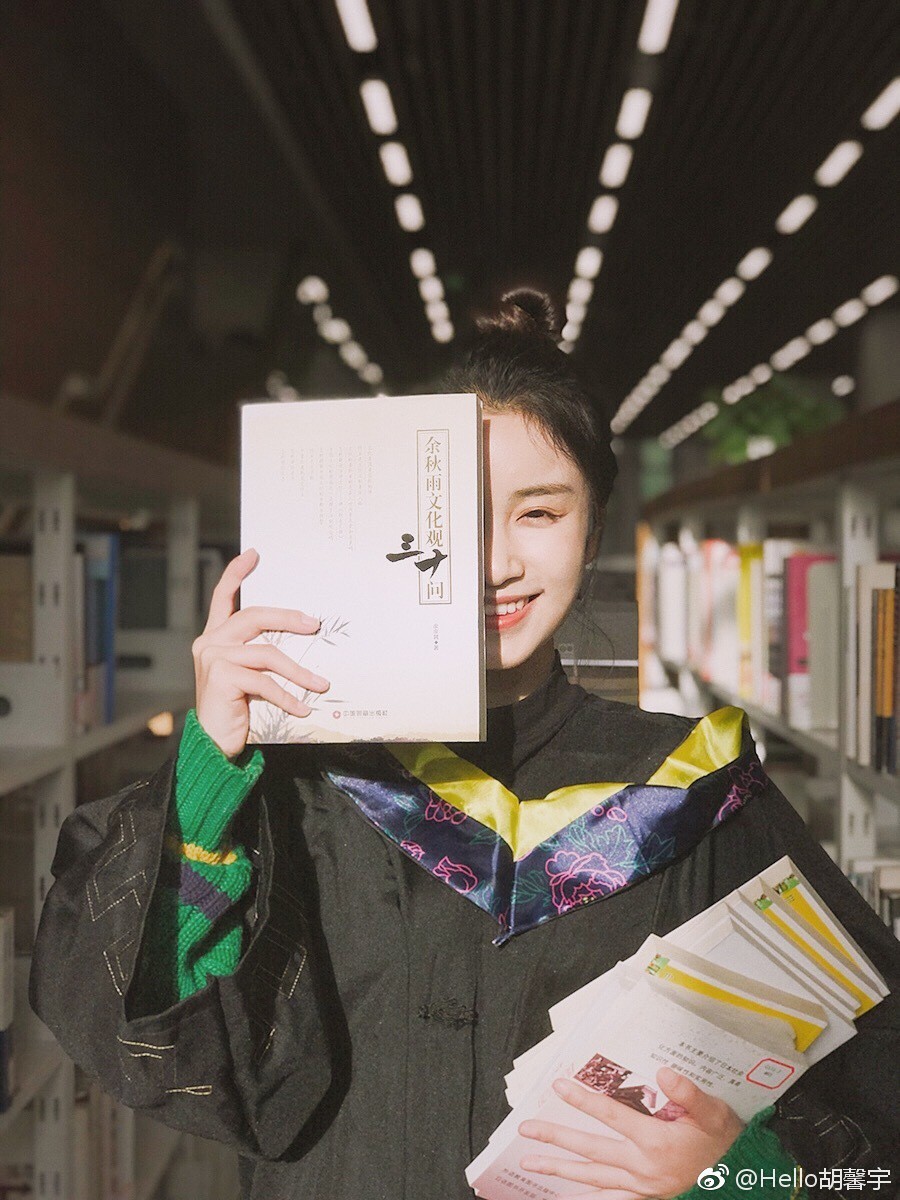 Đốn tim bằng loạt hình quá xinh đẹp với áo cử nhân, nữ sinh này còn khiến dân mạng rần rần đi tìm danh tiếng trường đại học