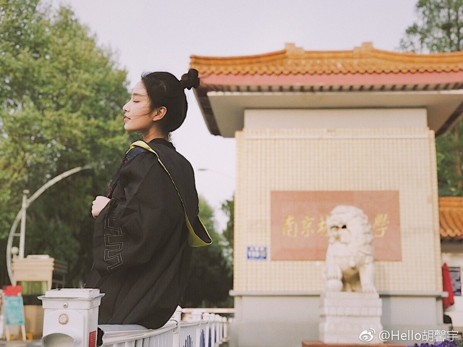 Đốn tim bằng loạt hình quá xinh đẹp với áo cử nhân, nữ sinh này còn khiến dân mạng rần rần đi tìm danh tiếng trường đại học Đốn tim bằng loạt hình quá xinh đẹp với áo cử nhân, nữ sinh này còn khiến dân mạng rần rần đi tìm danh tiếng trường đại học