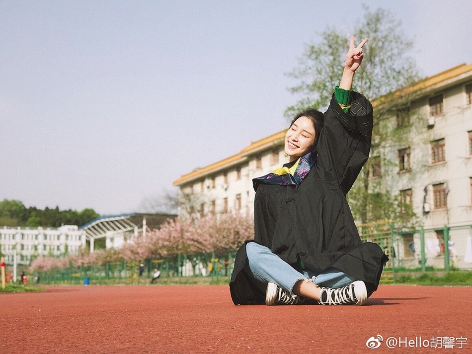 Đốn tim bằng loạt hình quá xinh đẹp với áo cử nhân, nữ sinh này còn khiến dân mạng rần rần đi tìm danh tiếng trường đại học Đốn tim bằng loạt hình quá xinh đẹp với áo cử nhân, nữ sinh này còn khiến dân mạng rần rần đi tìm danh tiếng trường đại học