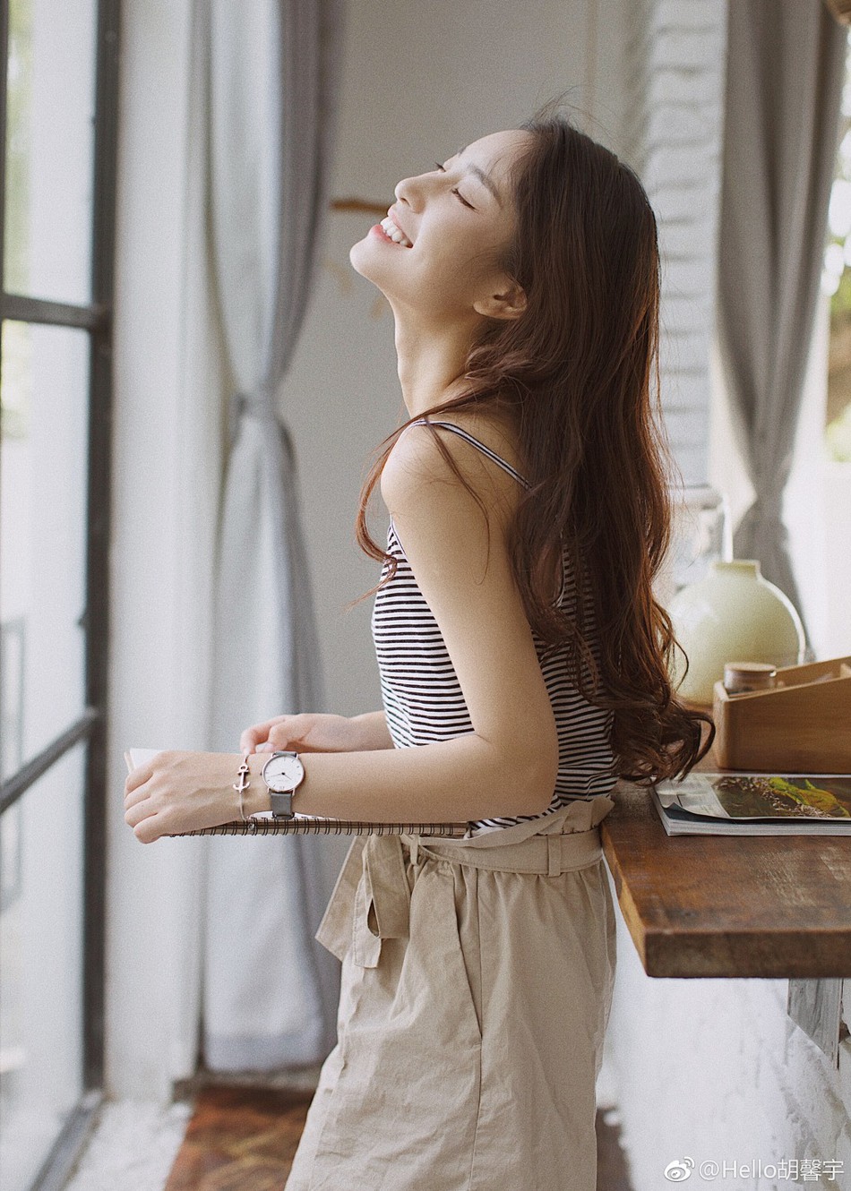 Đốn tim bằng loạt hình quá xinh đẹp với áo cử nhân, nữ sinh này còn khiến dân mạng rần rần đi tìm danh tiếng trường đại học