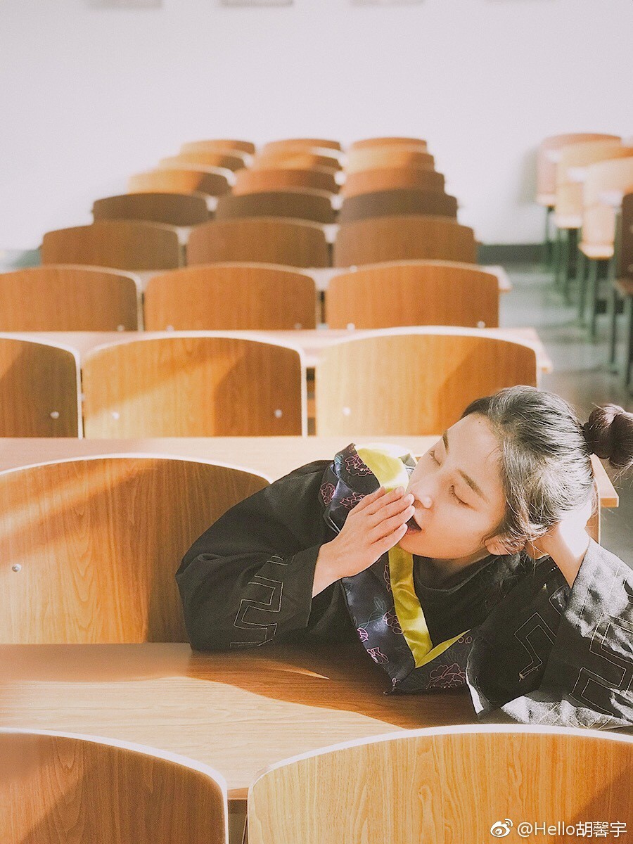 Đốn tim bằng loạt hình quá xinh đẹp với áo cử nhân, nữ sinh này còn khiến dân mạng rần rần đi tìm danh tiếng trường đại học Đốn tim bằng loạt hình quá xinh đẹp với áo cử nhân, nữ sinh này còn khiến dân mạng rần rần đi tìm danh tiếng trường đại học