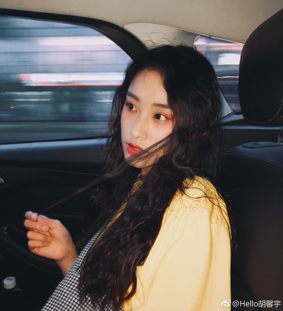 Đốn tim bằng loạt hình quá xinh đẹp với áo cử nhân, nữ sinh này còn khiến dân mạng rần rần đi tìm danh tiếng trường đại học