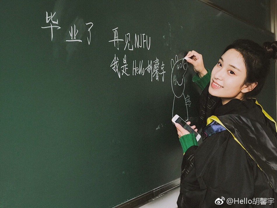 Đốn tim bằng loạt hình quá xinh đẹp với áo cử nhân, nữ sinh này còn khiến dân mạng rần rần đi tìm danh tiếng trường đại học