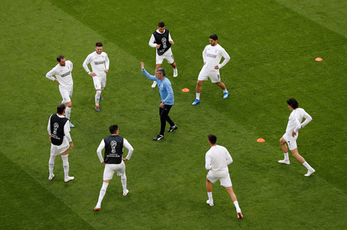 Suarez, Cavani vô duyên, Uruguay thắng Ai Cập nhờ bàn của trung vệ