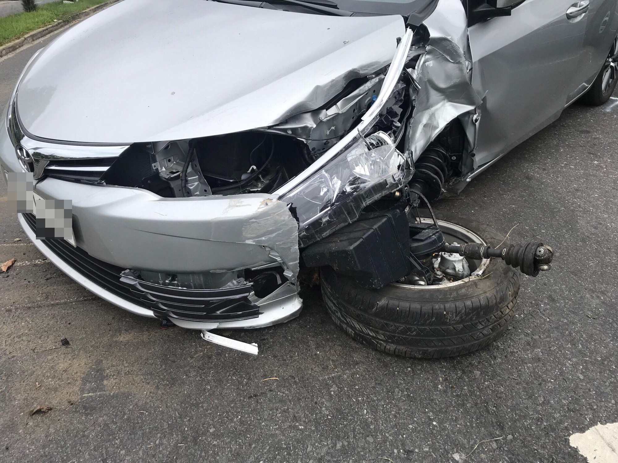 Buồn ngủ, 1 phụ nữ lái ô tô mới mua 2 tháng tông vào cột điện