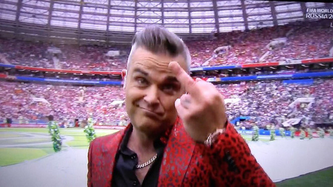 Nhà đài xin lỗi vì màn ngón tay thối của Robbie Williams