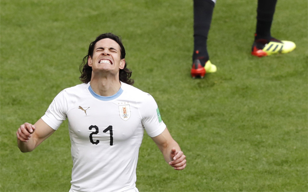 Suarez, Cavani vô duyên, Uruguay thắng Ai Cập nhờ bàn của trung vệ