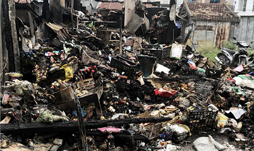 Nhiều tiểu thương bất lực nhìn hàng hóa cháy rụi