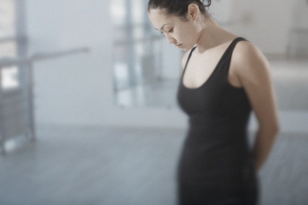 Thắt lòng nhìn mẹ chồng cũ bế con qua song cửa nhưng tôi không thể ra ngoài gặp