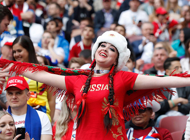 Cổ vũ World Cup: Gái đẹp nước Nga gợi cảm mê hồn, Ả Rập Saudi kín như bưng Cổ vũ World Cup: Gái đẹp nước Nga gợi cảm mê hồn, Ả Rập Saudi kín như bưng