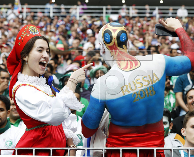 Cổ vũ World Cup: Gái đẹp nước Nga gợi cảm mê hồn, Ả Rập Saudi kín như bưng