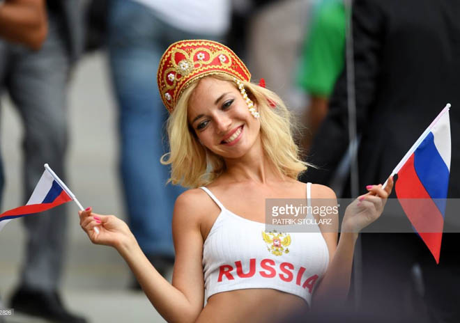 Cổ vũ World Cup: Gái đẹp nước Nga gợi cảm mê hồn, Ả Rập Saudi kín như bưng