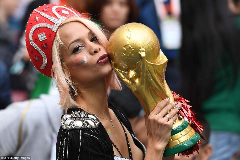 Cổ vũ World Cup: Gái đẹp nước Nga gợi cảm mê hồn, Ả Rập Saudi kín như bưng Cổ vũ World Cup: Gái đẹp nước Nga gợi cảm mê hồn, Ả Rập Saudi kín như bưng