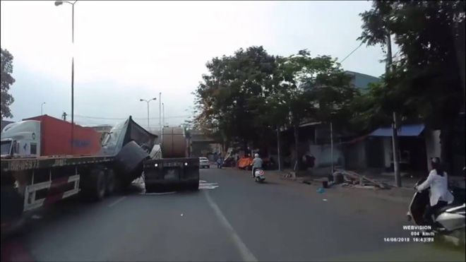 Clip: Kinh hoàng cuộn sắt hàng chục tấn trượt khỏi thùng hàng, cày nát cabin xe container