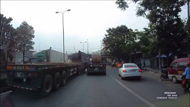 Clip: Kinh hoàng cuộn sắt hàng chục tấn trượt khỏi thùng hàng, cày nát cabin xe container Clip: Kinh hoàng cuộn sắt hàng chục tấn trượt khỏi thùng hàng, cày nát cabin xe container