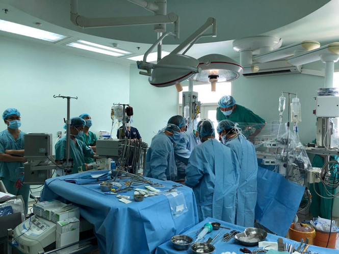 Giám đốc bệnh viện xin nghỉ họp Quốc hội để đưa quả tim vào cứu bệnh nhân