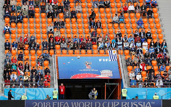 Suarez, Cavani vô duyên, Uruguay thắng Ai Cập nhờ bàn của trung vệ