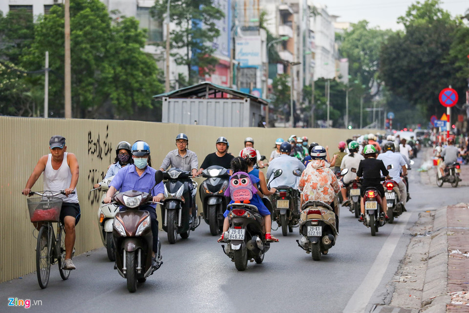 Xe cộ chen chúc, đối đầu bên công trường bỏ không