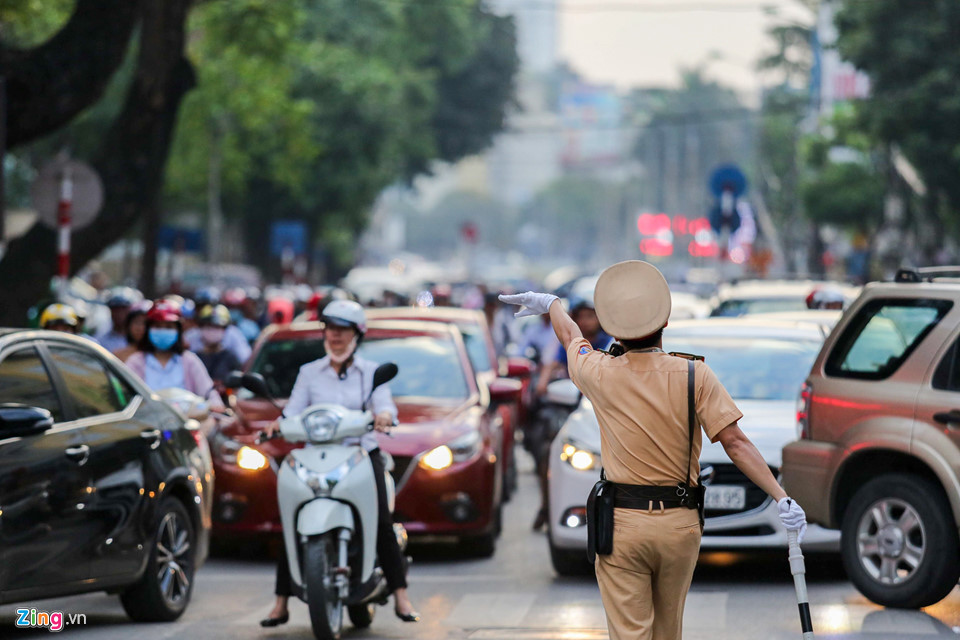 Xe cộ chen chúc, đối đầu bên công trường bỏ không