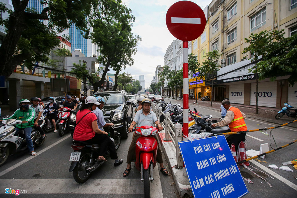 Xe cộ chen chúc, đối đầu bên công trường bỏ không