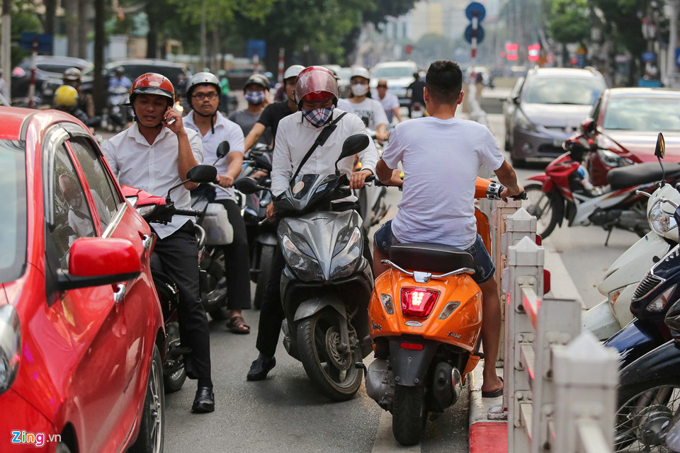 Xe cộ chen chúc, đối đầu bên công trường bỏ không