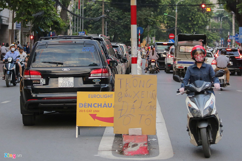 Xe cộ chen chúc, đối đầu bên công trường bỏ không