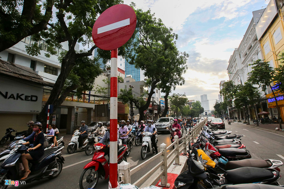 Xe cộ chen chúc, đối đầu bên công trường bỏ không